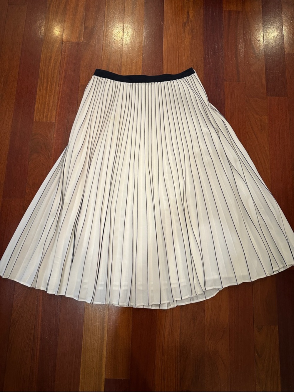 Banana Republic White Pleated Skirt with Black Waistband and Pinstripes 31 1/12”